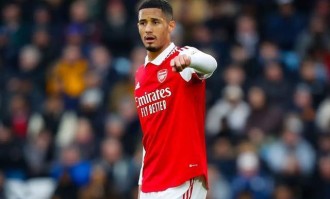 2-1！全都是角球，且都是阿森纳进的！多赛1轮领先曼城5分